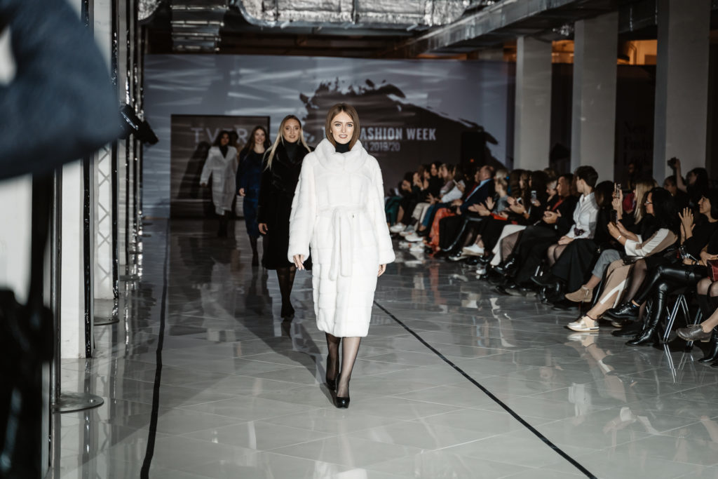 Шубы и шортики: модный показ глазами Тверьлайф