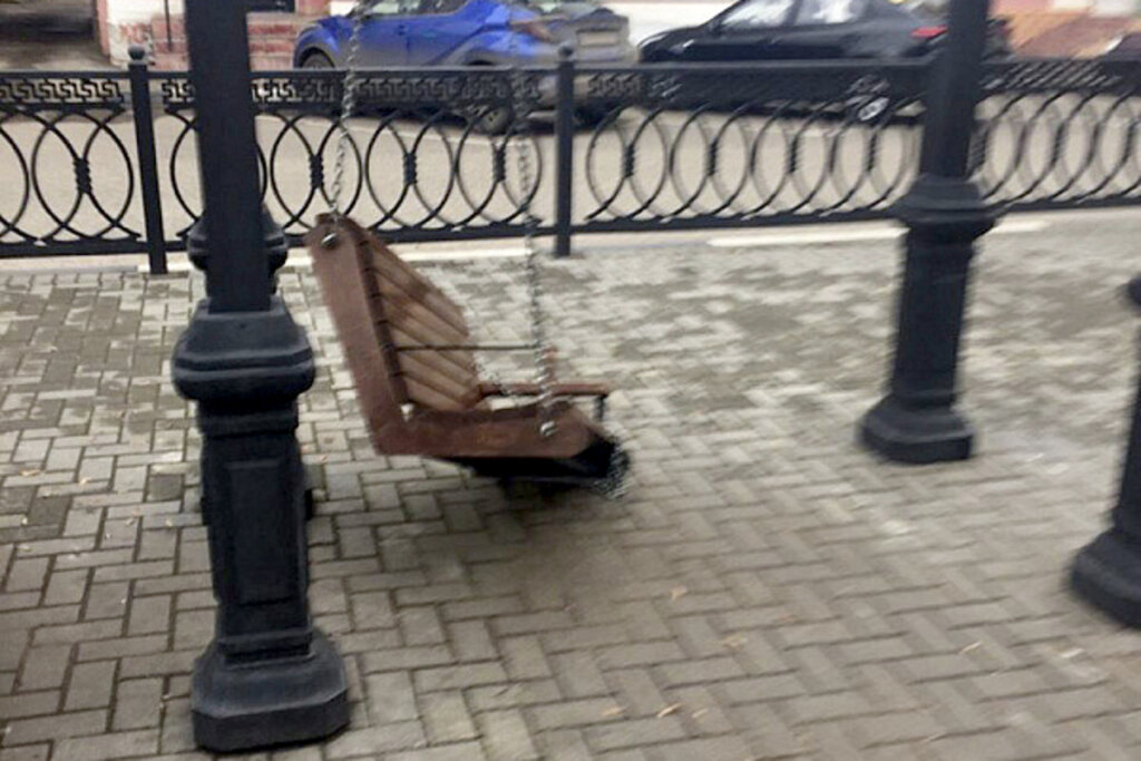 Парковые качели в Твери не выдержали веса горожан