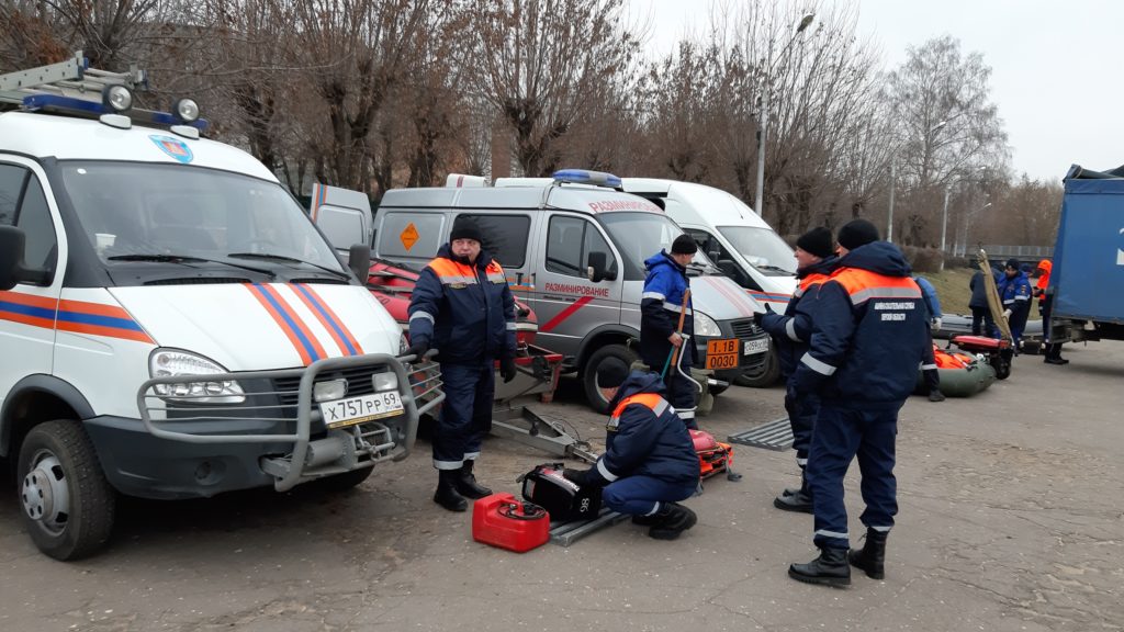 В Твери спасатели тренировались доставать из проруби провалившихся граждан
