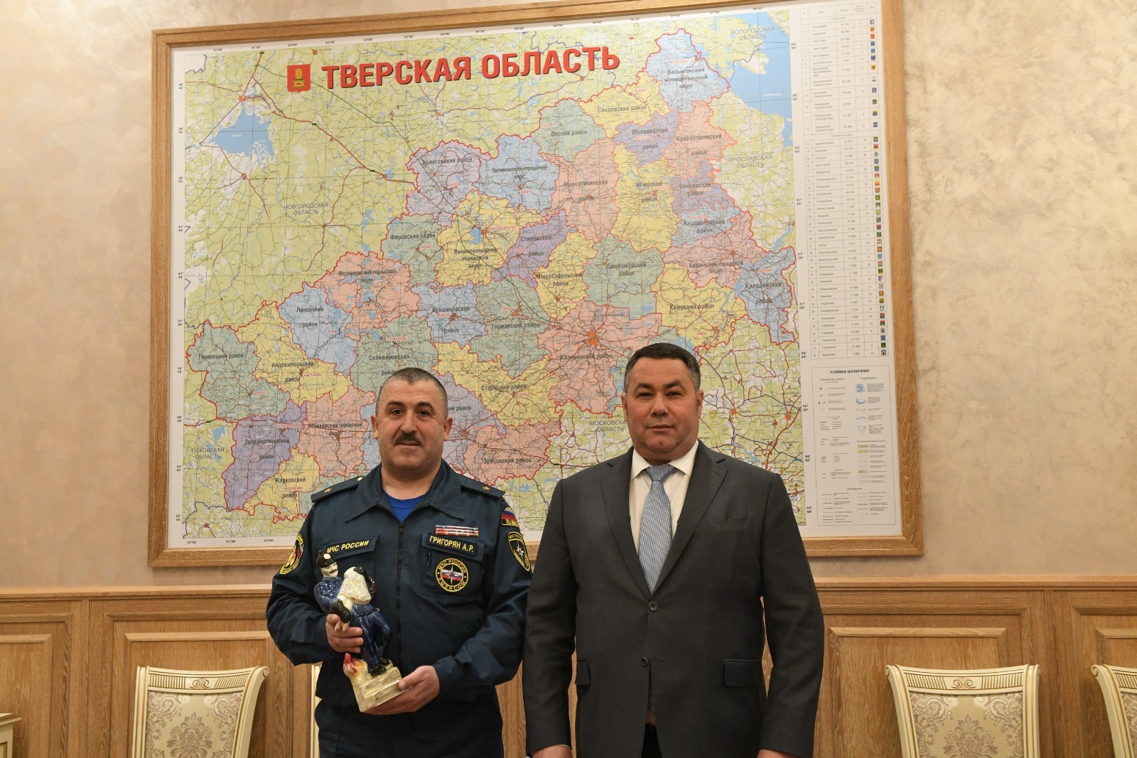 Игорь Руденя поздравил начальника ГУ МЧС Арсена Григоряна с 15-летием ведомства Игорь Руденя поздравил начальника ГУ МЧС Арсена Григоряна с 15-летием ведомства