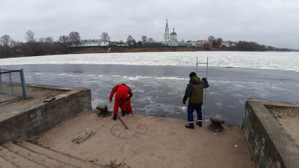 В Твери спасатели тренировались доставать из проруби провалившихся граждан