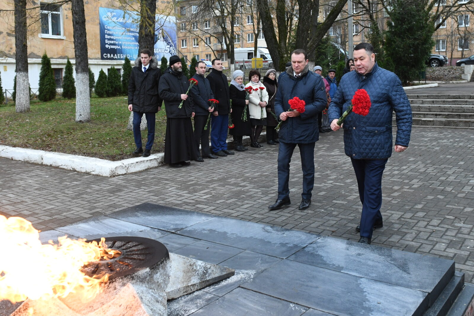 Глава Тверской области в ходе рабочего визита Бологое возложил цветы к мемориалу «Вечный огонь»