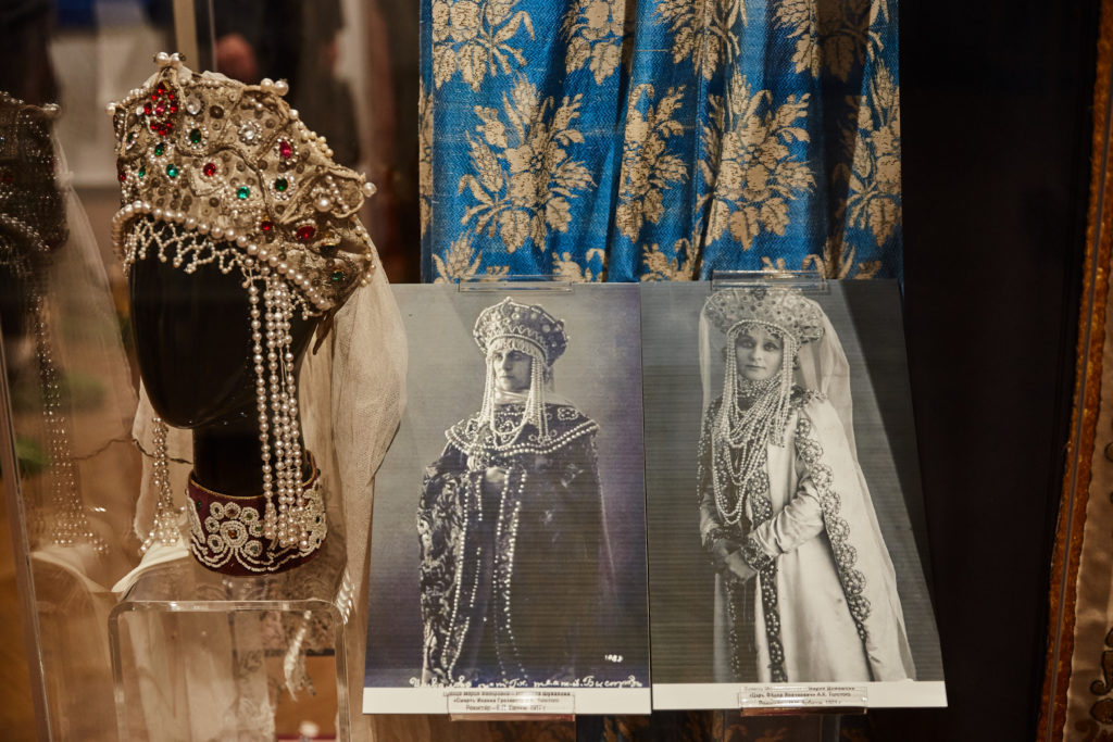Костюмы из легендарных спектаклей прошлого представили в Твери ФОТО