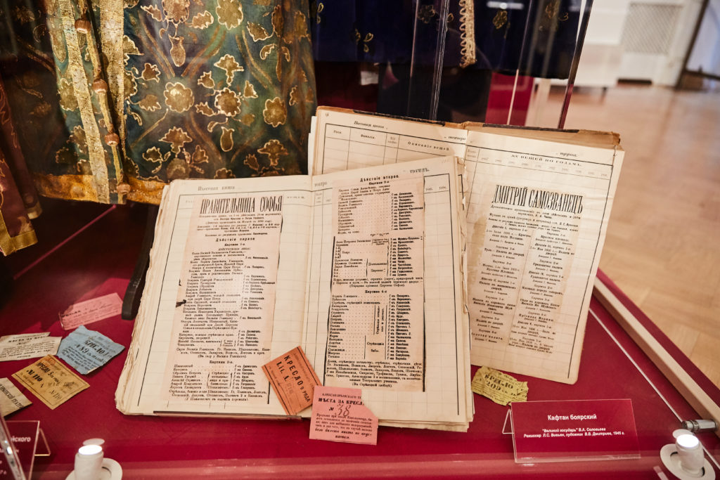 Костюмы из легендарных спектаклей прошлого представили в Твери ФОТО