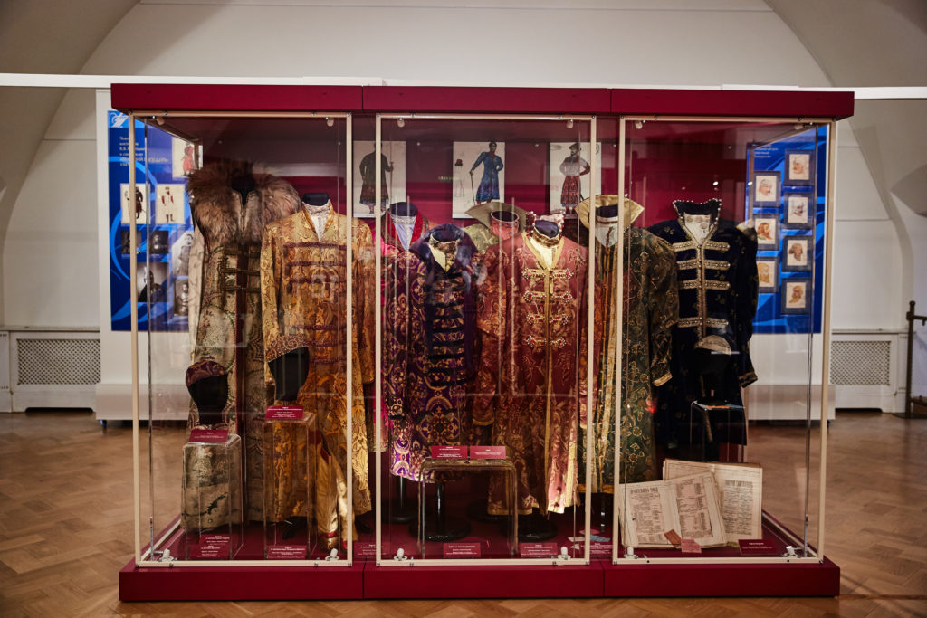 Костюмы из легендарных спектаклей прошлого представили в Твери ФОТО
