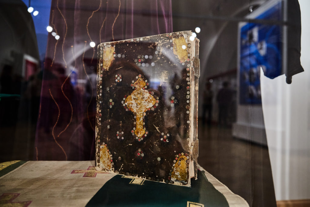 Костюмы из легендарных спектаклей прошлого представили в Твери ФОТО