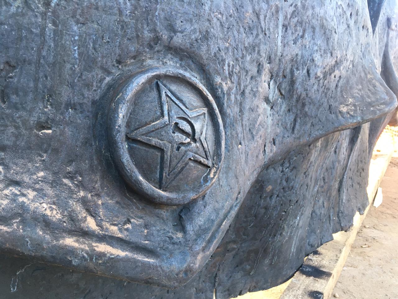 На место возведение Ржевского мемориала в Тверской области завозят первые элементы монумента