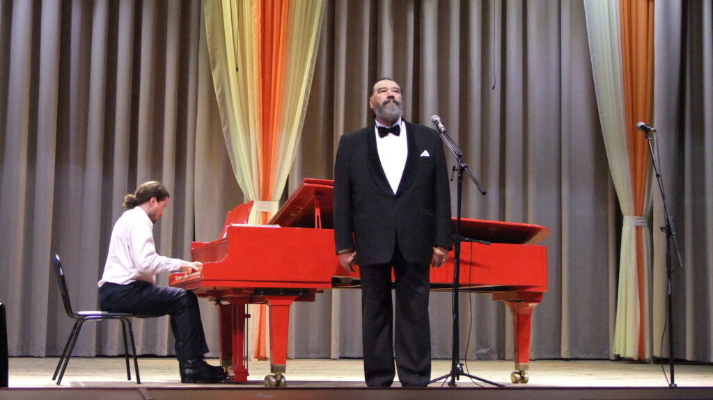 В Торопце с концертом выступил солист Большого театра В Торопце с концертом выступил солист Большого театра