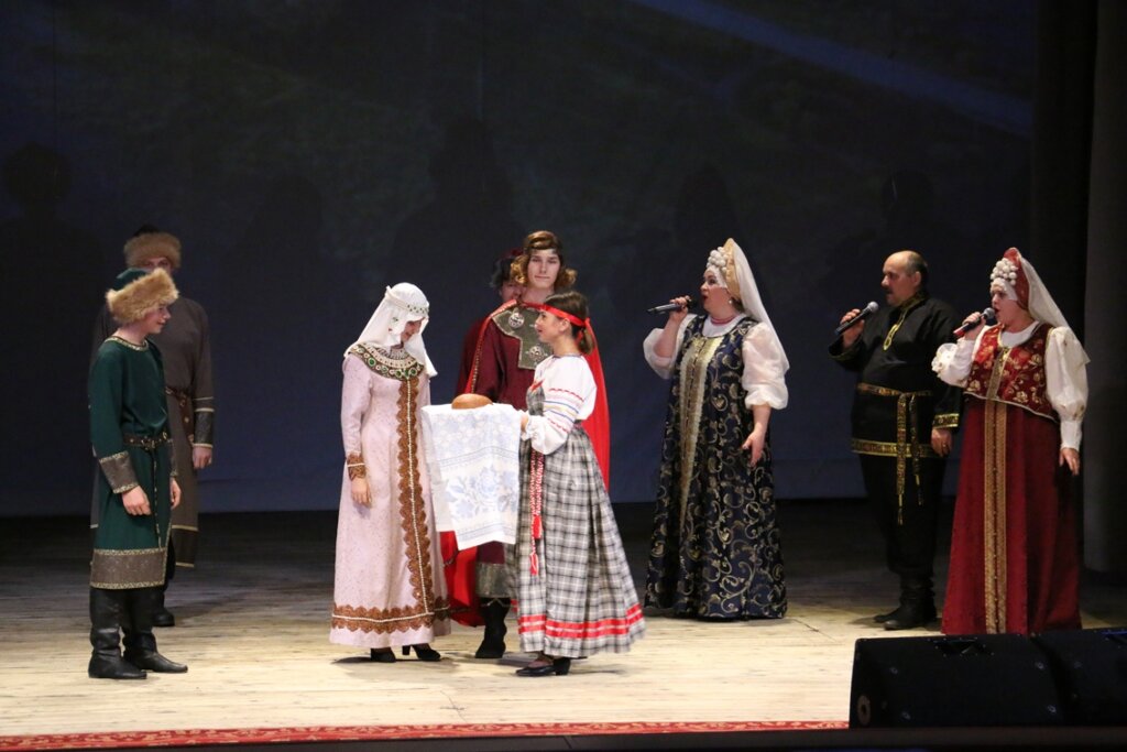 В Торопецком районе в честь праздника прошёл концерт «Народной души и любви единенье» В Торопецком районе в честь праздника прошёл концерт «Народной души и любви единенье»