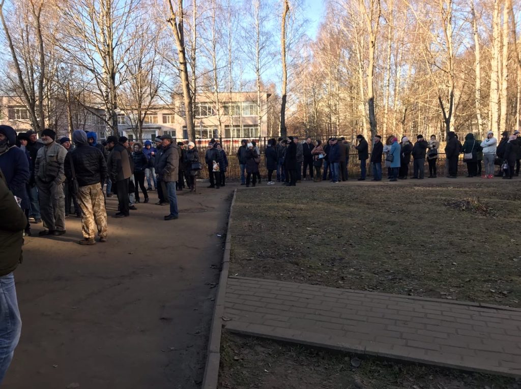 Два дня на холоде: тверские водители зря стояли за медсправками Два дня на холоде: тверские водители зря стояли за медсправками