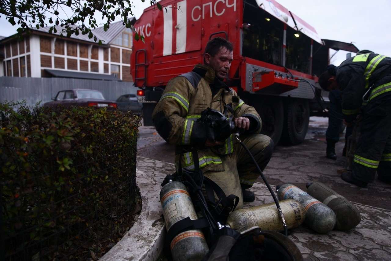 Более 30 человек и котика спасли из пожара в Морозовских казармах в Твери