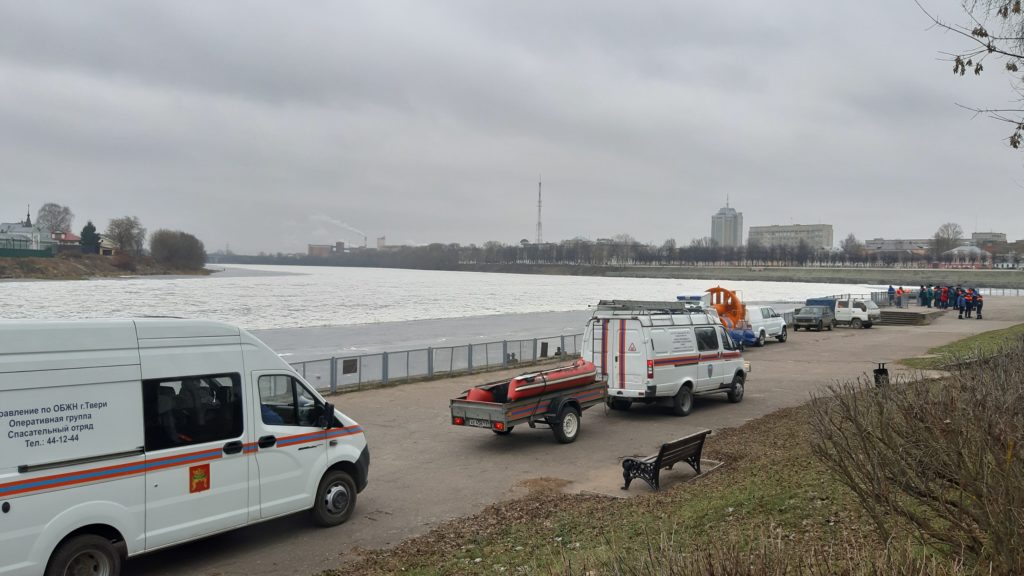В Твери спасатели тренировались доставать из проруби провалившихся граждан