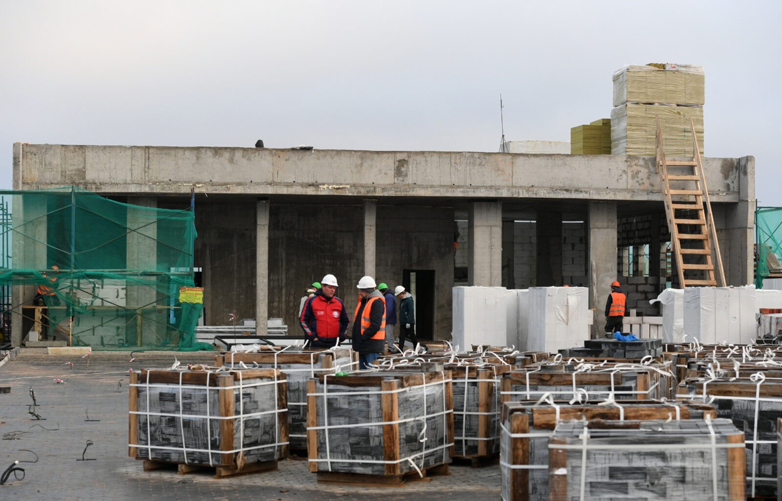 Игорь Руденя проинспектировал ход строительства Ржевского мемориала