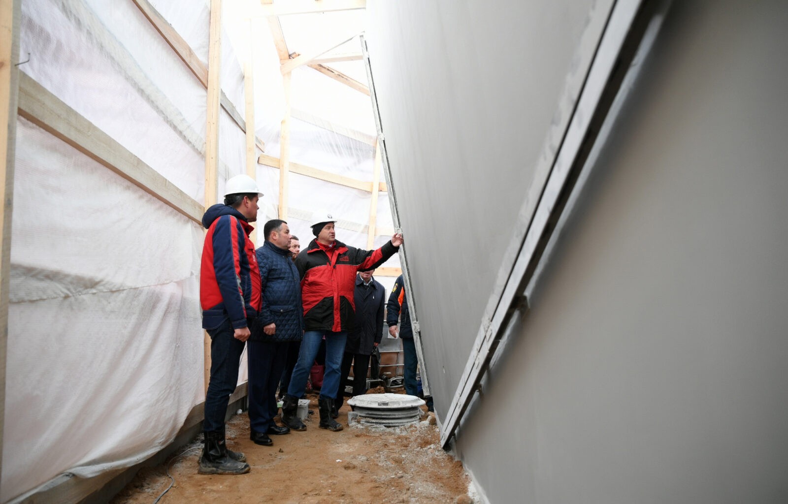 Игорь Руденя проинспектировал ход строительства Ржевского мемориала