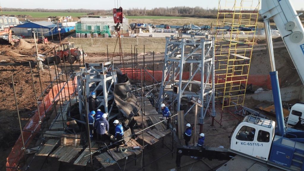 На место возведение Ржевского мемориала в Тверской области завозят первые элементы монумента