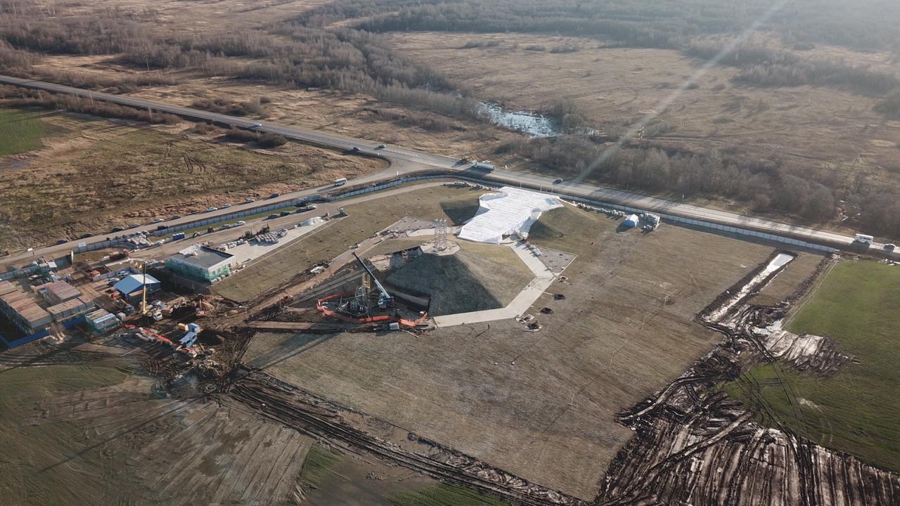 На место возведение Ржевского мемориала в Тверской области завозят первые элементы монумента