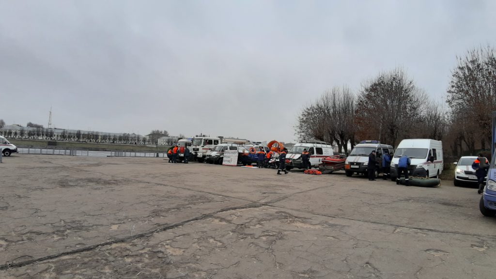 В Твери спасатели тренировались доставать из проруби провалившихся граждан