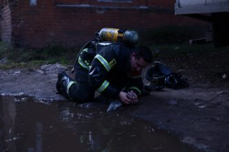 Героический пожарный и спасённый кот из Твери набирают популярность в интернете