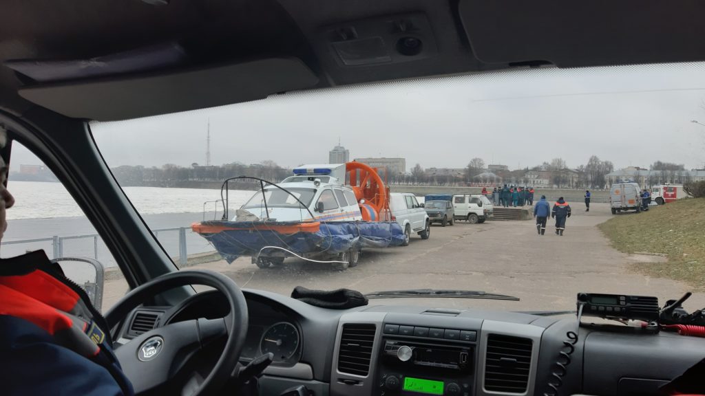 В Твери спасатели тренировались доставать из проруби провалившихся граждан