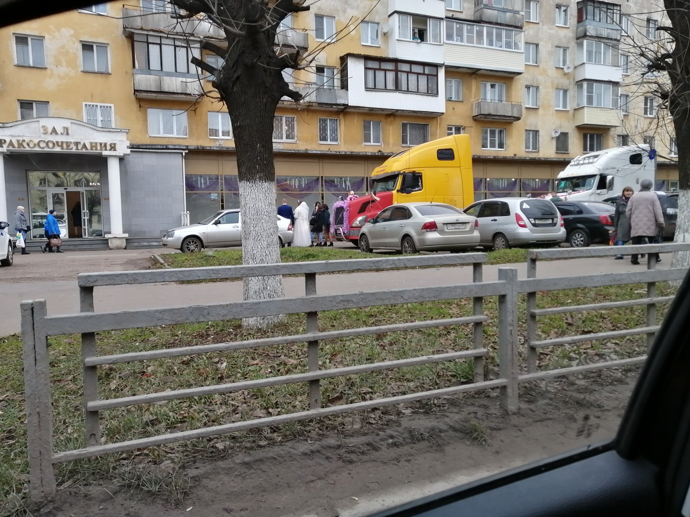 По Твери разъезжает свадебный большегруз с розовой лентой