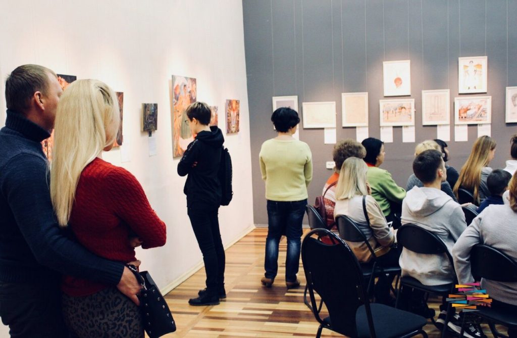 В Твери школьники и студенты могут бесплатно посетить две художественные выставки