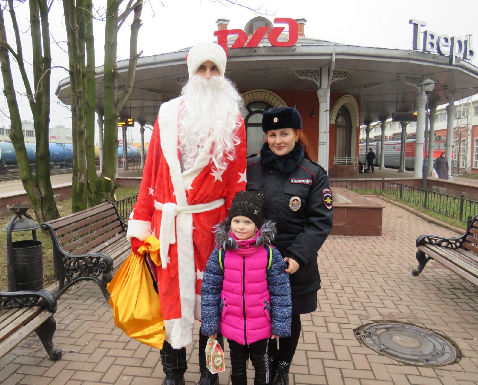 Полицейский Дед Мороз поздравил юных пассажиров на железнодорожном вокзале в Твери