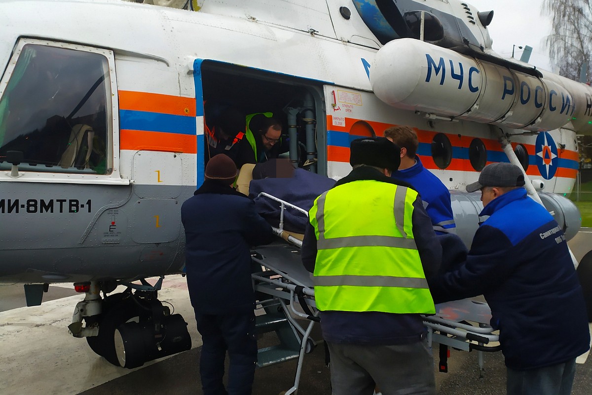 На вертолете в Тверь доставили экстренного пациента из Нелидова