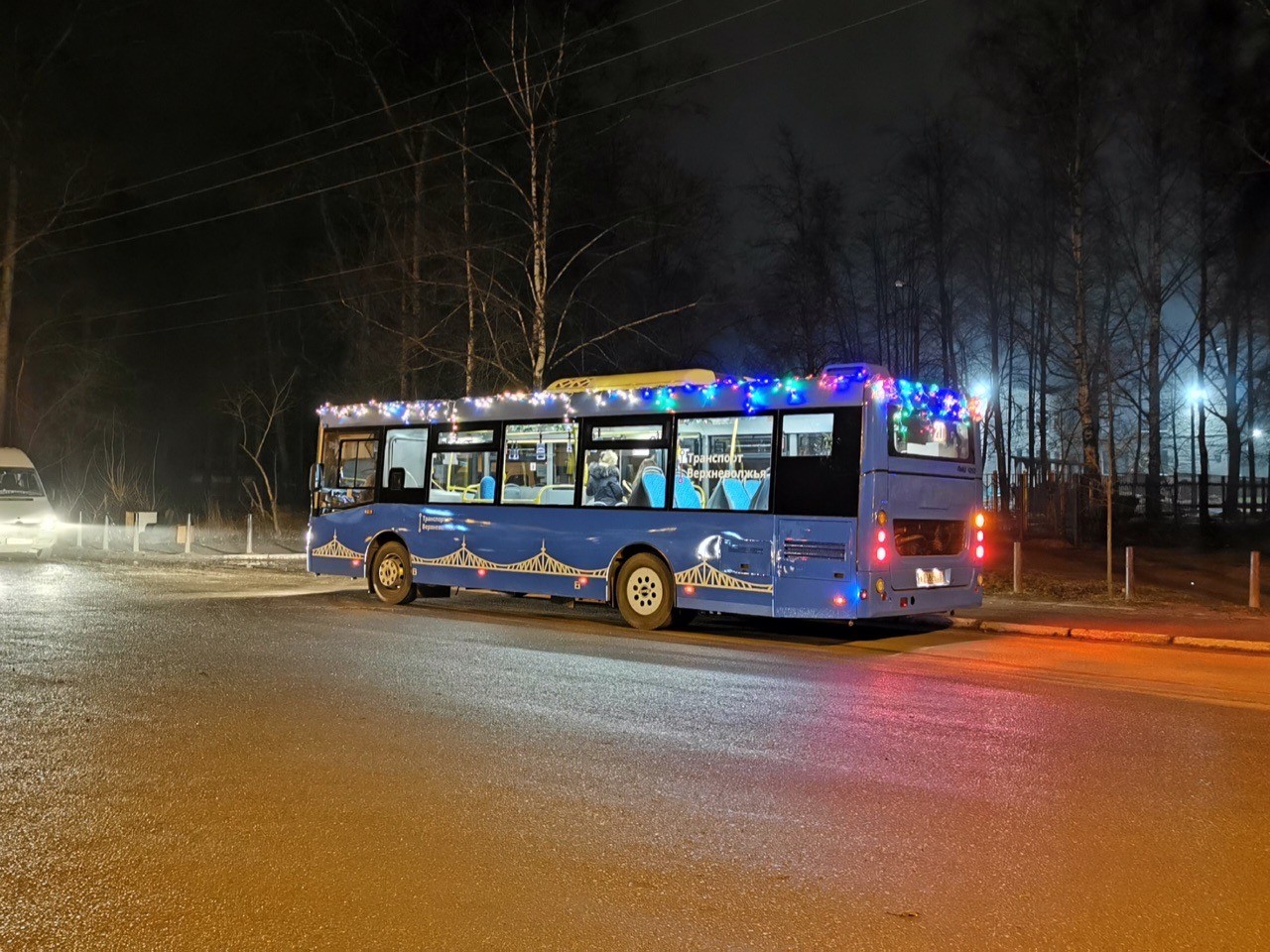 Новогодний автобус курсирует по улицам Твери