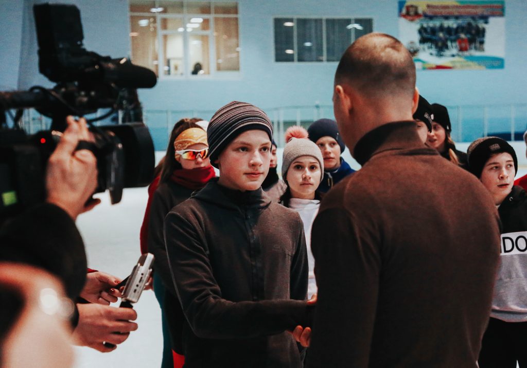 В Твери наградили школьника, героически спасшего упавшего на рельсы мужчину В Твери наградили школьника, героически спасшего упавшего на рельсы мужчину