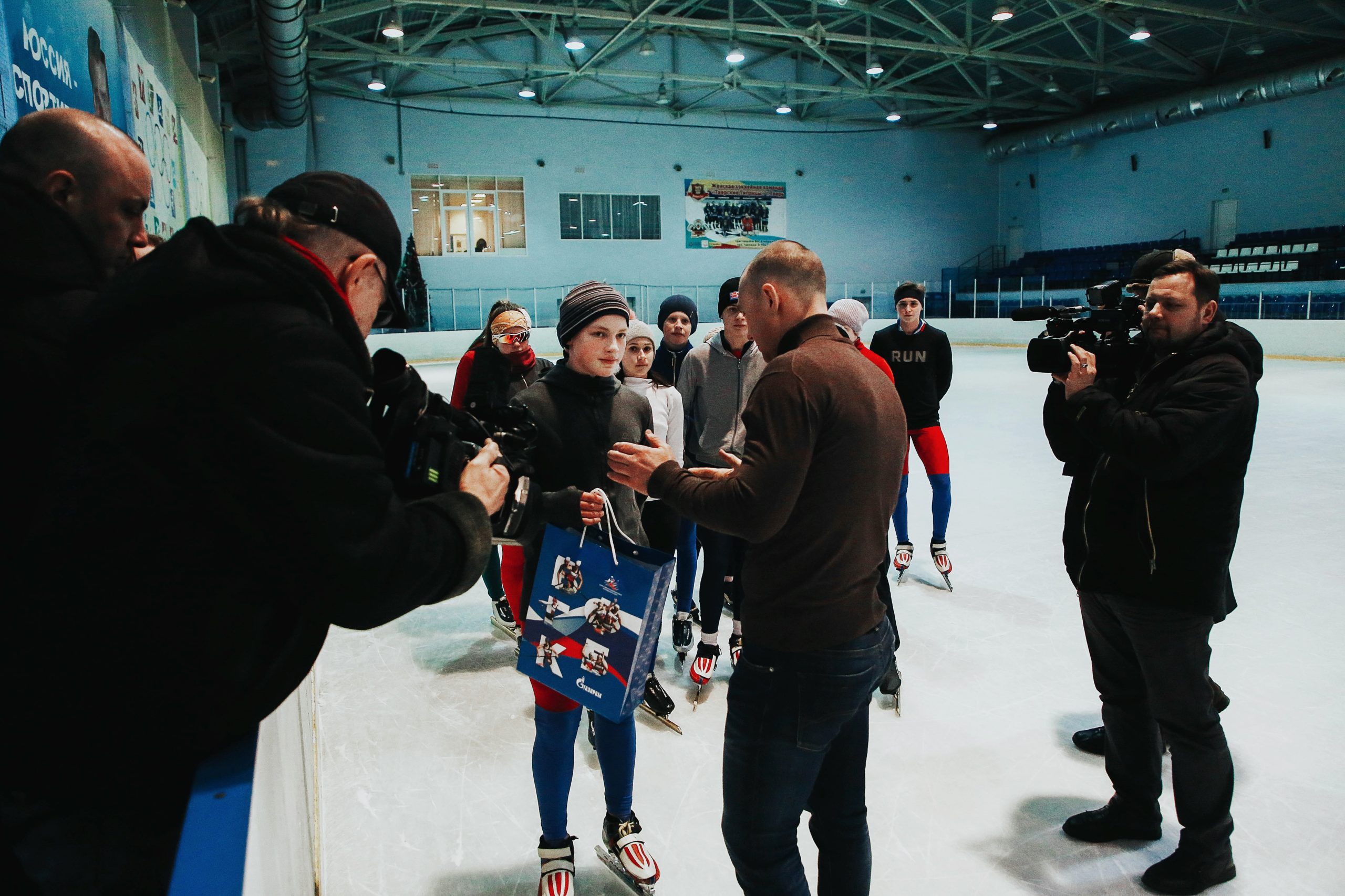 В Твери наградили школьника, героически спасшего упавшего на рельсы мужчину