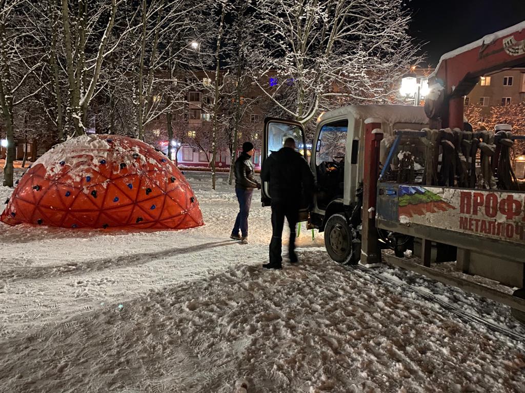 Неизвестные сломали шар-скалодром на детской площадке в Ржеве Тверской области