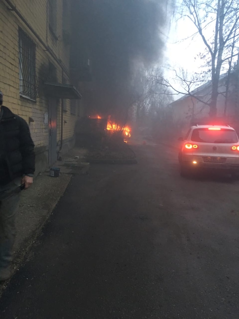 В одном из дворов Твери пылал автомобиль