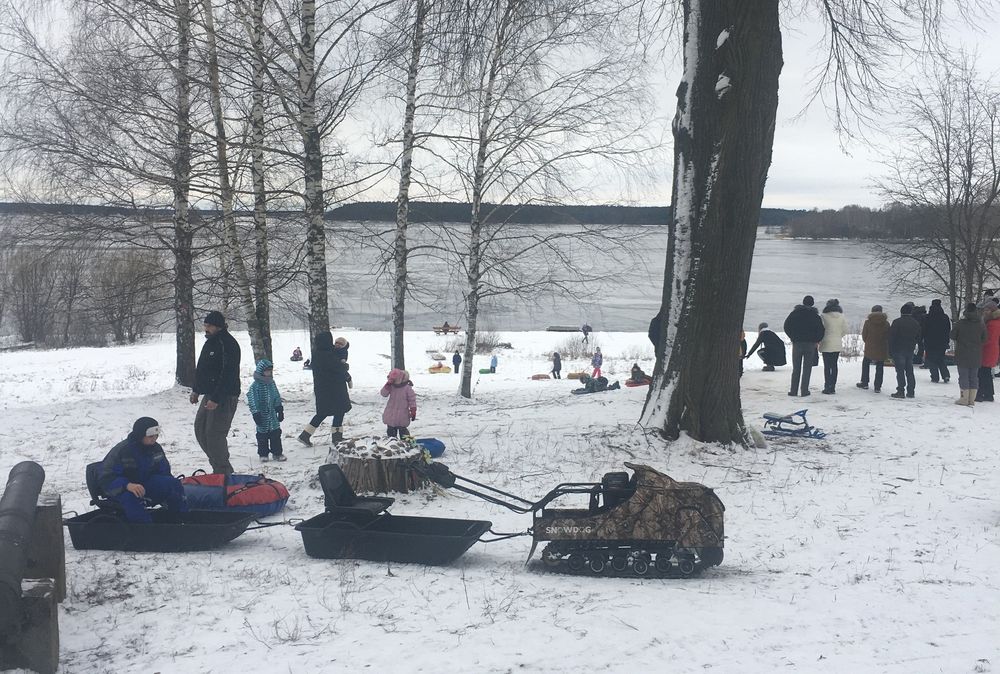 На горке у музея в Калязине проходят настоящие русские гулянья На горке у музея в Калязине проходят настоящие русские гулянья