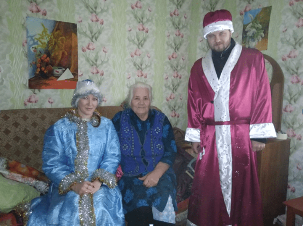 Одинокие пожилые люди Жарковского района получили новогодние подарки
