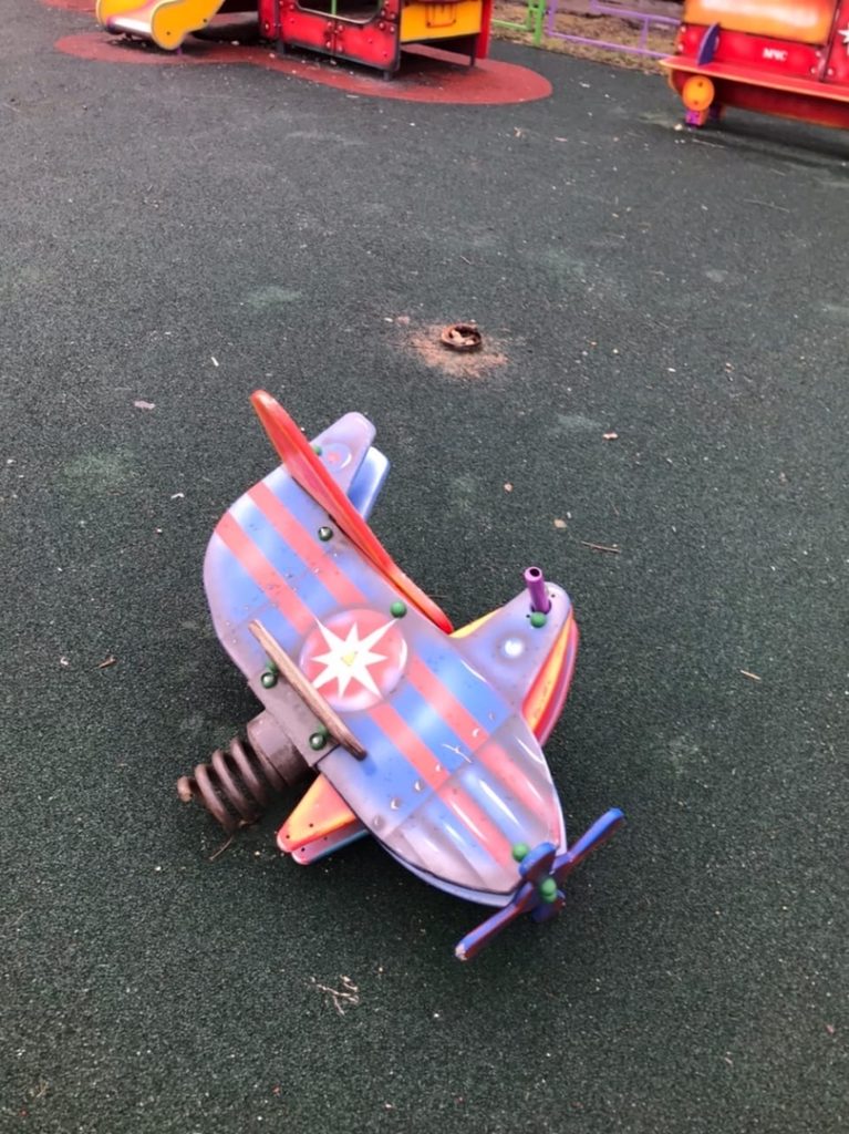 Вандалы испортили детскую площадку в Тверской области