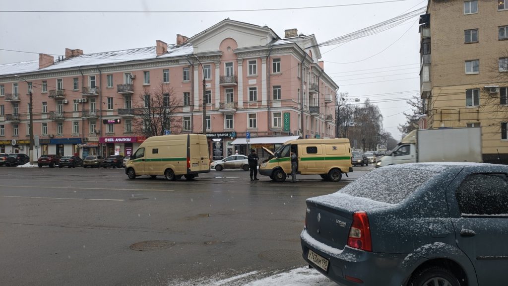 Две инкассаторские машины не поделили дорогу в Твери Две инкассаторские машины не поделили дорогу в Твери