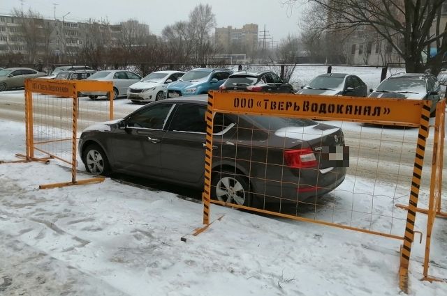 Водитель из Твери решил вопрос с парковкой при помощи заграждений «Тверь Водоканала» Водитель из Твери решил вопрос с парковкой при помощи заграждений «Тверь Водоканала»