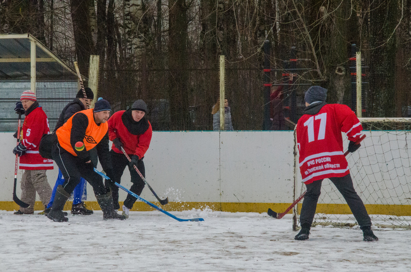 В Твери сотрудники МЧС сыграли в хоккей в валенках
