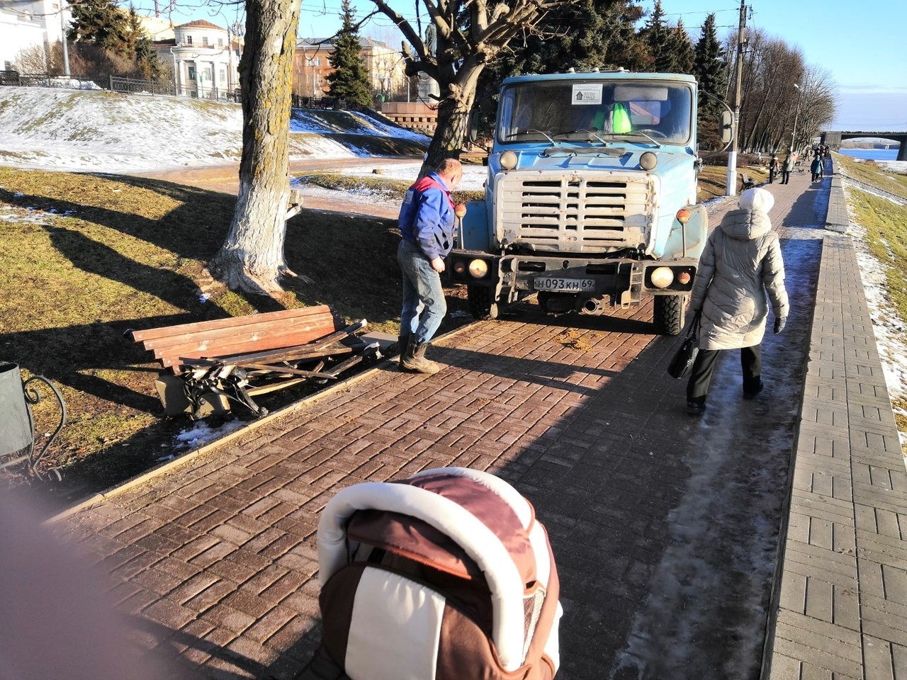 В Твери пескоразбрасыватель сломал лавочку на набережной