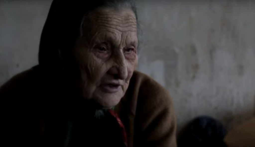 Блоггеры привезли одинокой бабушке из Тверской области бензин, консервы и солнечные батареи Блоггеры привезли одинокой бабушке из Тверской области бензин, консервы и солнечные батареи