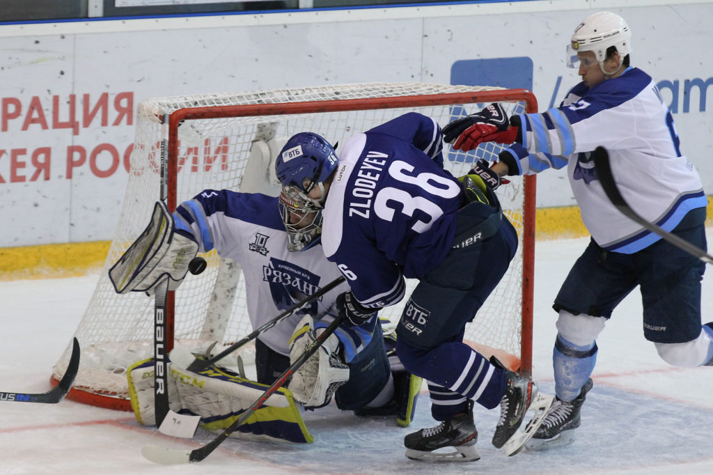 Тверские динамовцы уступили «Рязани» по буллитам со счетом 3:2