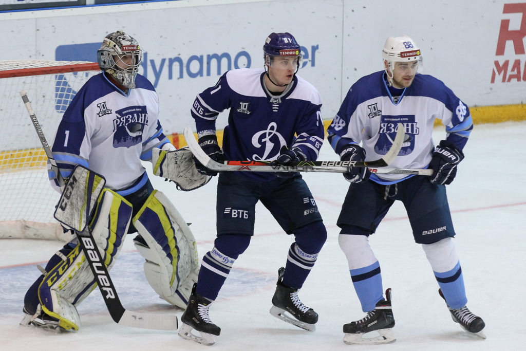 Тверские динамовцы уступили «Рязани» по буллитам со счетом 3:2