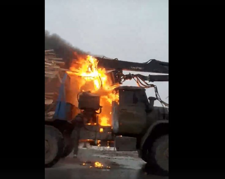 Горящий лесовоз попал на видеорегистратор в Твери Горящий лесовоз попал на видеорегистратор в Твери