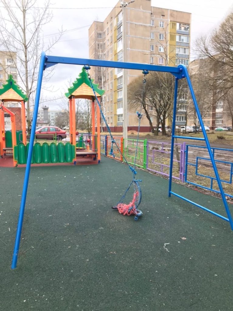 Вандалы испортили детскую площадку в Тверской области
