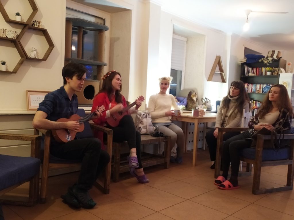 Тверские музыканты сыграли на странных инструментах в котокафе