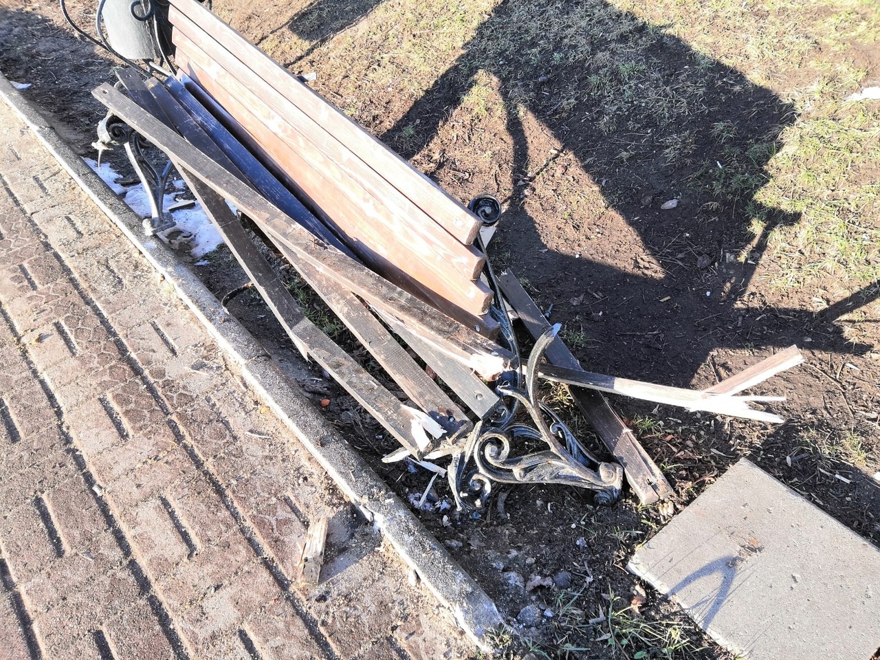 В Твери пескоразбрасыватель сломал лавочку на набережной