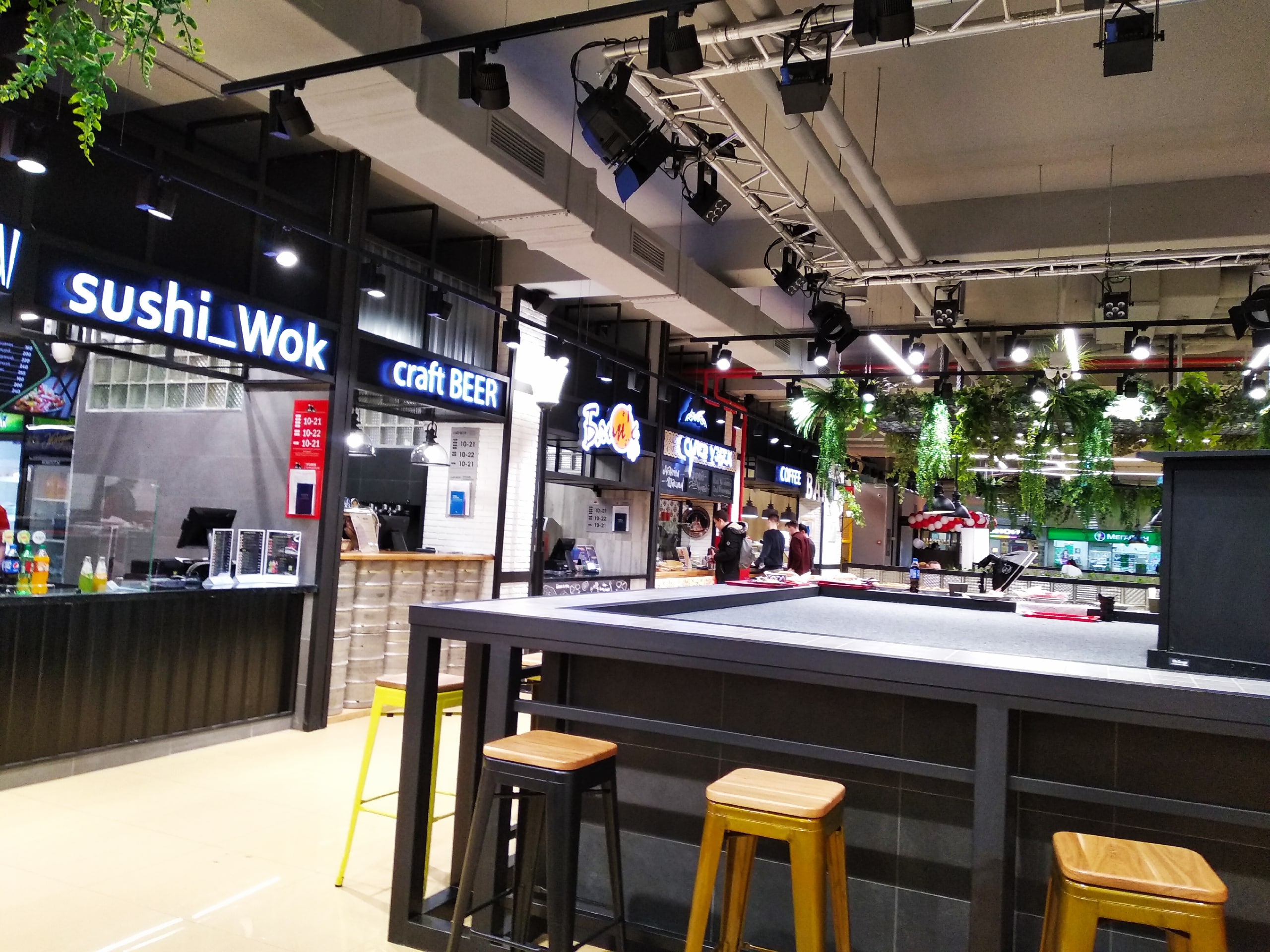 Покушать и послушать: обзор "Тверьлайф" на новый фуд-корт Food Base