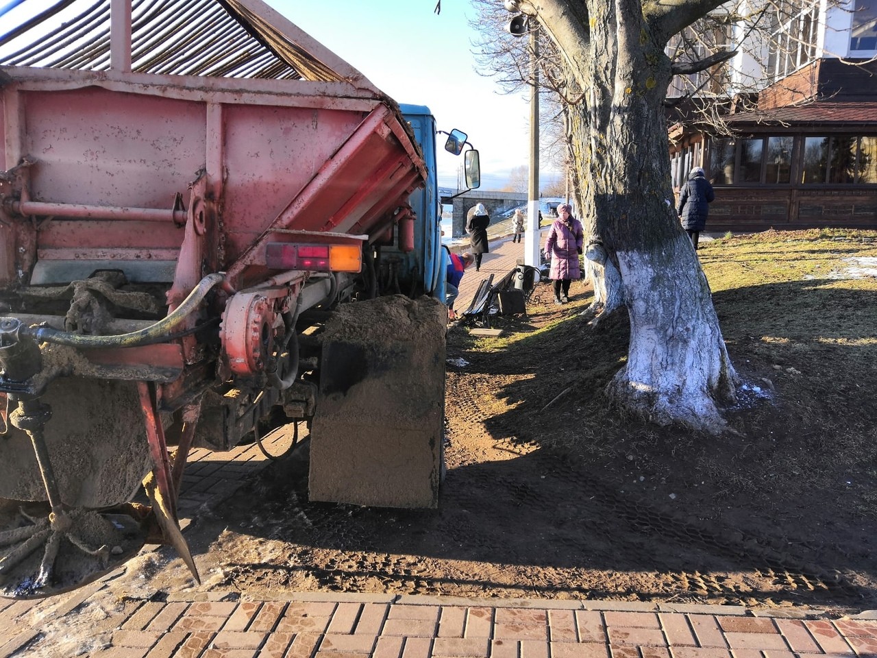 В Твери пескоразбрасыватель сломал лавочку на набережной