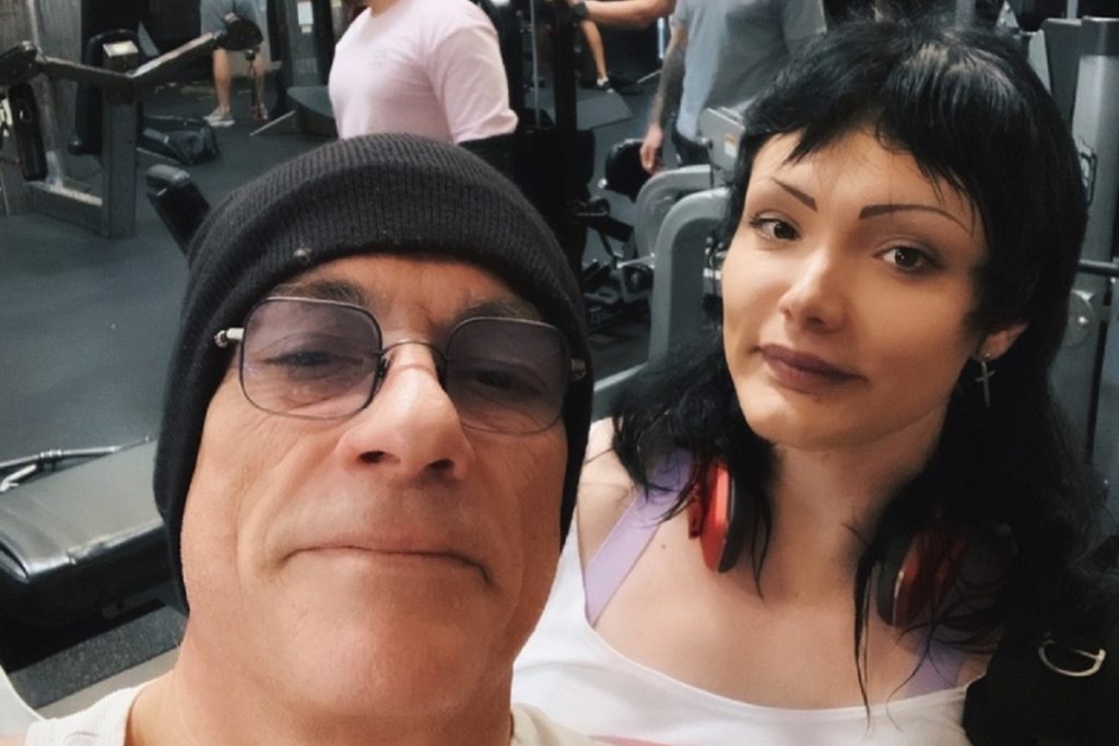 Бодибилдер-филолог из Твери сделала селфи с Жан-Клодом Ван Даммом Бодибилдер-филолог из Твери сделала селфи с Жан-Клодом Ван Даммом