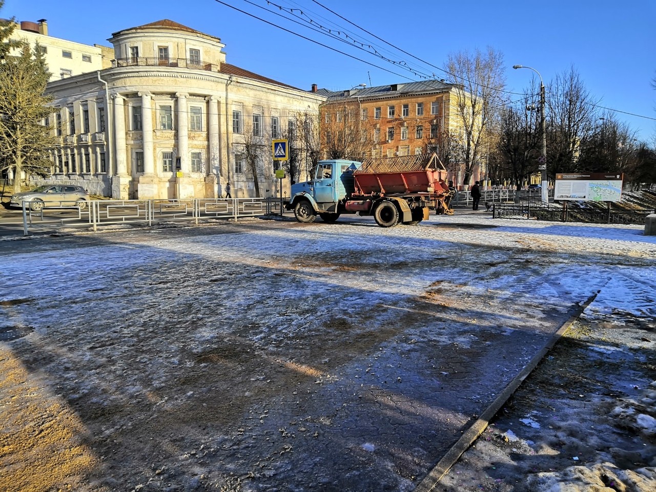 В Твери пескоразбрасыватель сломал лавочку на набережной
